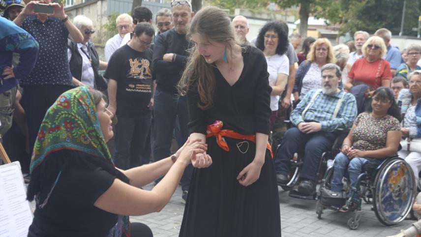 <p>Improvisationstheater: Die Schauspielerinnen von „L’Impro Fabrique“ nahmen Anregungen aus dem Publikum auf und spielten so in einem Gemisch aus deutscher und französischer Sprache die Geschichte um das Wespenopfer nach.</p>