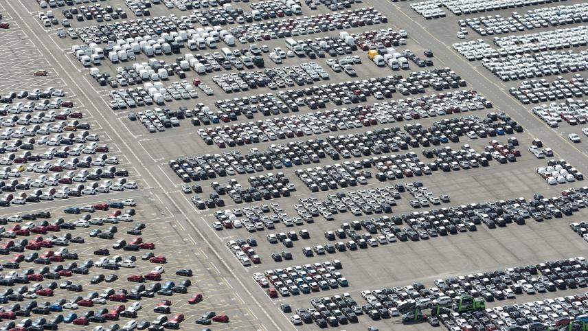 <p>Neue Autos warten im Hafen von Antwerpen auf den Export.</p>