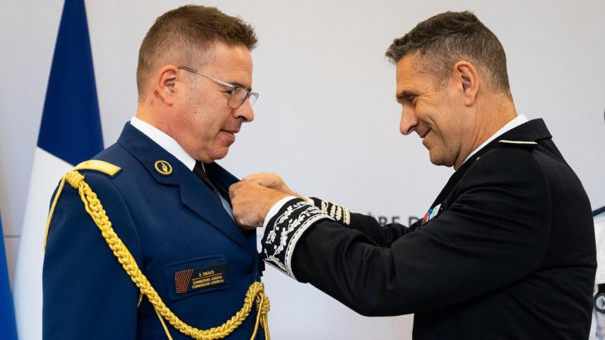 <p>Eric Snoeck (l.) erhält den Verdienstorden.</p>