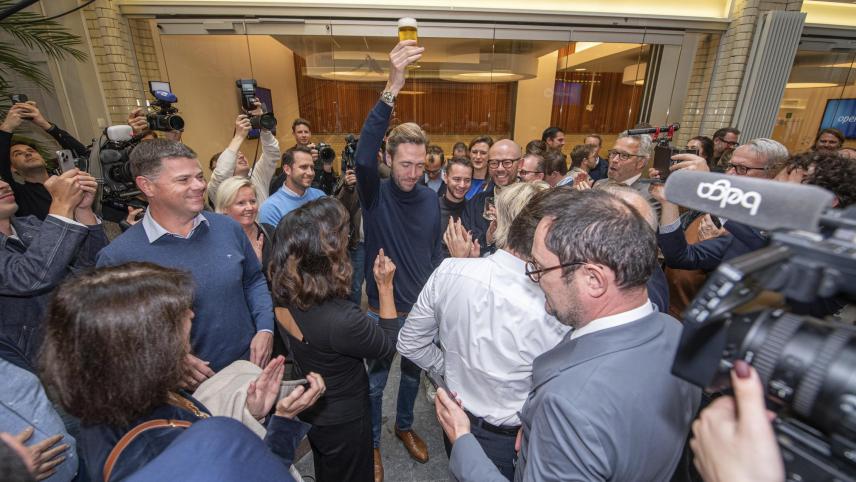 <p>Frédéric De Gucht feiert am Freitag in Brüssel seinen klaren Sieg bei der Wahl zum Vorsitzenden der Open VLD – mit 91 Prozent der Stimmen wurde er zum neuen Chef der flämischen Liberalen gewählt.</p>
