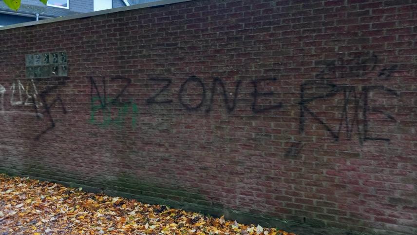 <p>Unbekannte haben das Klinkeshöfchen zur „NZ Zone“ erklärt.</p>