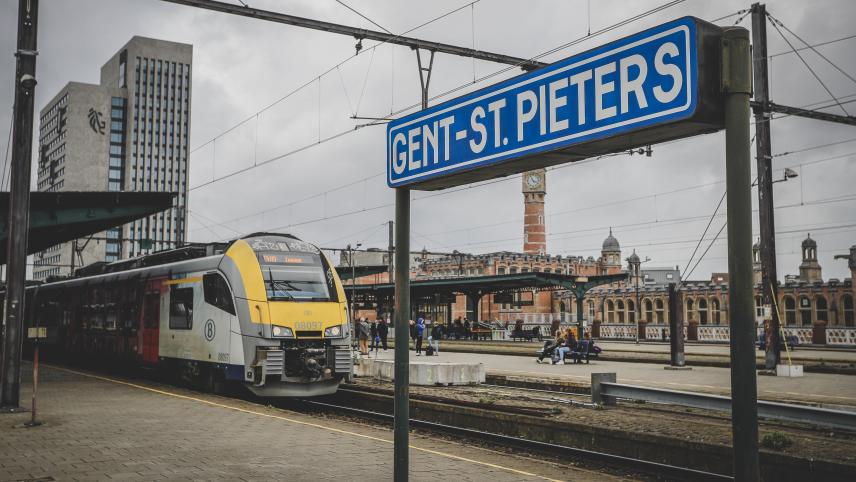 <p>Die SNCB testet neue Bodenmarkierungen gegen Rauchen auf Bahnsteigen in Gent.</p>