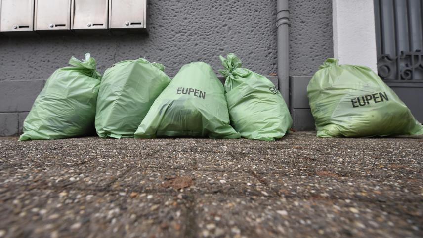 <p>Die Grundsteuer für die Müllentsorgung in Eupen sinkt ab 2026 um rund 20 Euro pro Kategorie. Der Gutschein für Gratis-Müllsäcke fällt weg, ebenso wie die Stempelkarte für den Wertstoffhof (ab 2027).</p>
