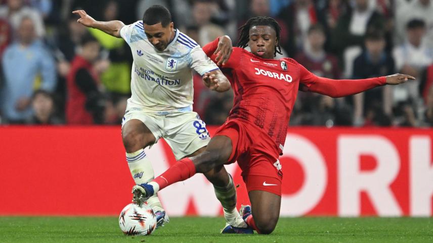 <p>Belgiens Nationalspieler Youri Tielemans (l.) erzielt in der 41. Minute das 1:0 für Aston Villa im Europapokalfinale gegen den SC Freiburg.</p>