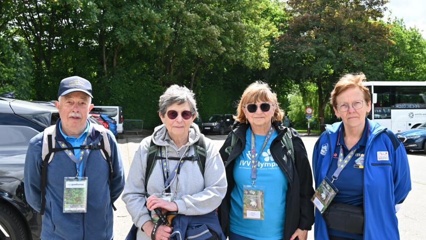 <p>Die 54-köpfig Gruppe um Eliane (2.v.l.) und Lisiane (2.v.r.) ist für mehrere Tage nach Worriken gereist.</p>